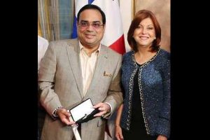 Gilberto Santa Rosa recibió ‘La llave de la Ciudad’ de Panamá