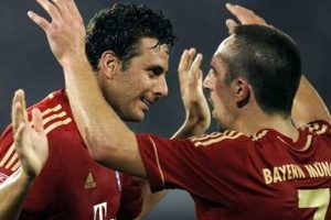 La ‘pelea’ de Claudio Pizarro y Franck Ribery por la Copa Alemana – VIDEO