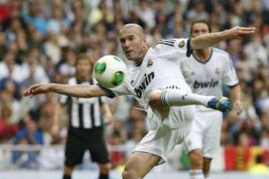 Zidane ejecuta impresionante jugada en partido benéfico – VIDEO