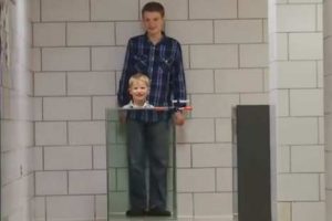 Físico logró hacer ‘invisible’ a sus hijos utilizando espejos y agua – VIDEO