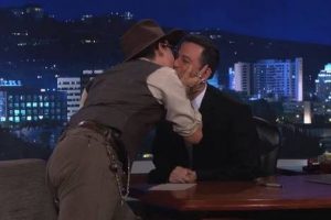 Johnny Depp besó en la boca a presentador estadounidense – VIDEO