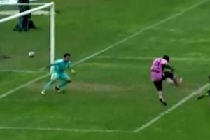 Andrés Mendoza volvió a fallar gol en puerta de arco rival – VIDEO