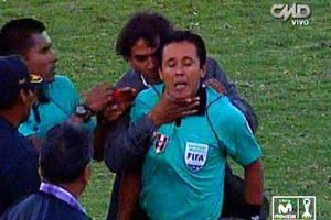 Franco Navarro tomó al árbitro ‘por el cuello’ durante encuentro Melgar-Universitario – VIDEO