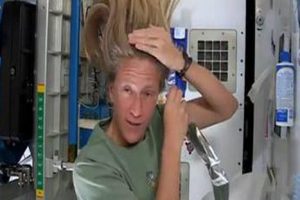¿Cómo se lavan el cabello en el espacio?