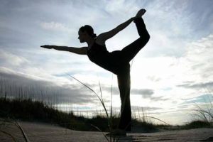 Combate el insomnio y la ansiedad con estos ejercicios de yoga – VIDEO