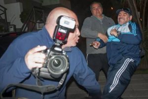 Maradona agredió a fotógrafo con una patada – FOTO