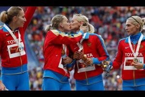 El beso de dos atletas rusas que desafió ley homófoba y da vuelta al mundo