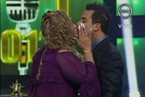 Yo Soy: ‘Lucía de la Cruz’ besó en la boca a Adofo Aguilar – VIDEO