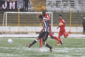 Jugadores de Alianza y Sport Huancayo huyen del campo por lluvia de granizo – VIDEO
