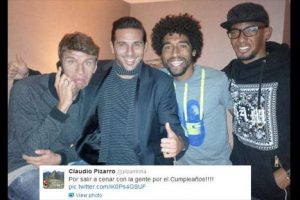 Claudio Pizarro celebró su cumpleaños junto a sus compañeros del Bayern