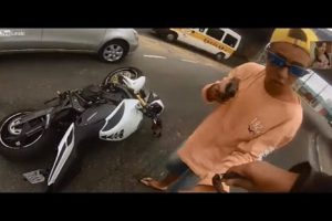 Joven filma cómo le robaban su moto y acto seguido un policía dispara al ladrón – VIDEO