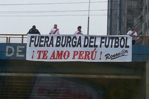 Cuelgan carteles en la Vía Expresa contra Manuel Burga