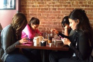 Phubbing, el fenómeno de usar los «smartphones» en compañía