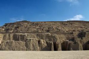 Hallan tumba de 1.000 años de antigüedad con restos de un adulto  y un niño en Lima