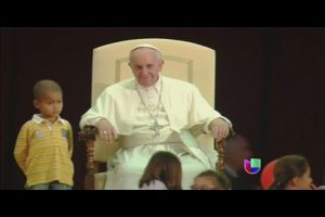 Niño colombiano bromea con el Papa Francisco durante misa – VIDEO