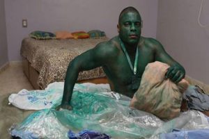Insólito: se disfraza de «El increíble Hulk» y no puede quitarse el color verde