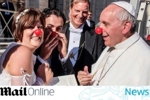 Carismático Papa Francisco se pone una nariz roja para luchar contra el cáncer