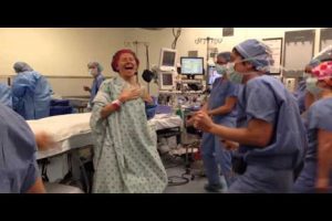 Ginecóloga realiza un flashmob en el quirófano antes de ser operada- VIDEO