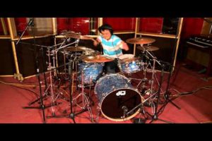 Joven con discapacidad sorprende con su talento para la batería – VIDEO