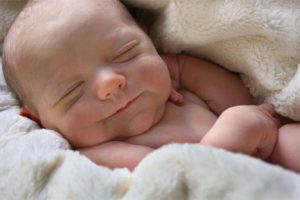Mujer con muerte cerebral da a luz a bebé sano