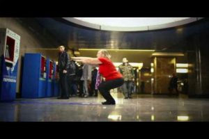 Divertida máquina reparte boletos de Metro en Moscú a cambio de 30 sentadillas – VIDEO