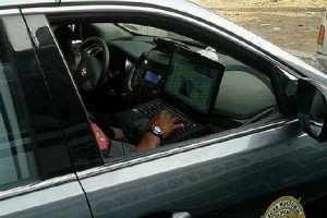 Policía usa computadora de patrullero inteligente para revisar su Facebook