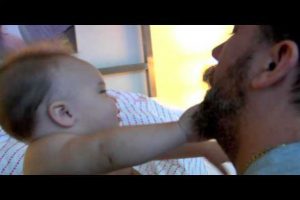 Increíble: Hombre enseña cómo luchar con un bebé – VIDEO