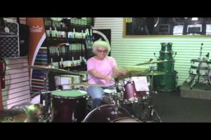 No hay edad para la música: abuelita toca la batería – VIDEO