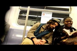 Mira el divertido viral » Durmiendo sobre extraños en el metro» – VIDEO