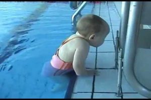 Pequeña de un año demuestra sus habilidades como nadadora – VIDEO