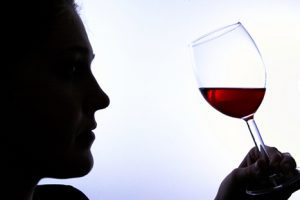 Las personas que beben alcohol viven más que las abstemias
