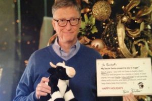 Bill Gates le regala un peluche y un libro a su amiga secreta