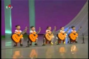 Impresionante: niños tocan la guitarra con gran destreza – VIDEO