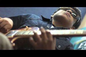 Talentoso joven ciego compone una canción de navidad – VIDEO