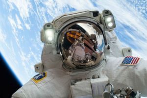 Astronauta se tomó una foto con la tierra de fondo