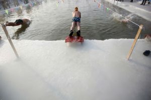 Extremo: en China existe una competencia para nadar … ¡en hielo!