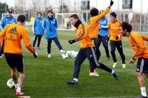 Jugadores del Real Madrid se divierten jugando al «camotito» -VIDEO