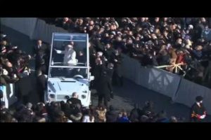Papa Francisco sorprende a los fieles con un nuevo gesto -VIDEO