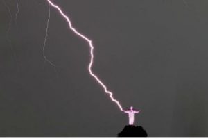 Cristo Redentor «atrapó» un rayo en Brasil