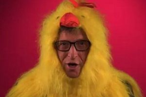 Bill Gates se vistió de ‘pollo’ para un video viral -VIDEO