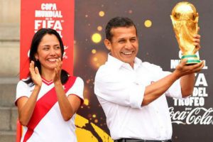 Presidente Humala en apuros al casi romper el protocolo al recibir la Copa del Mundo