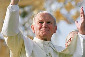 Joven murió aplastado con la escultura de Juan Pablo II