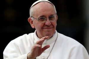 Papa Francisco confiesa haber hurtado el rosario de un sacerdote