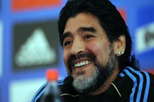 Maradona aparece con polémico cambio de look