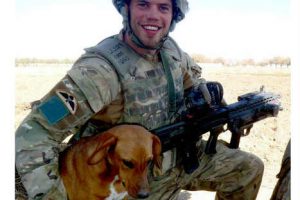Soldado adoptó un perro en plena guerra