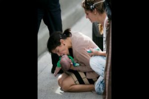 FOTOS: Rescatan a bebé de morir en plena autopista
