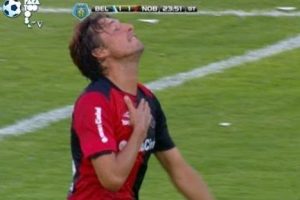 Fútbol argentino: Intenta despejar y termina anotando gol en su propio arco –  VIDEO