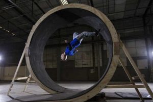 Insólito: hombre desafía la gravedad con un giro de 360 grados-VIDEO