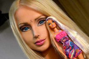 Barbie humana confiesa que solo necesita aire y luz para vivir