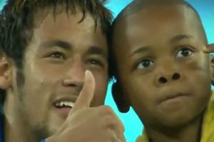 Neymar celebró un gol con un pequeño fan -VIDEO